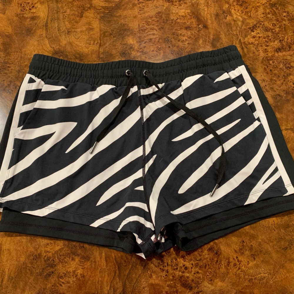 Tail black and white tennis shorts